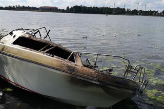 Pożar łodzi na Jeziorze Drwęckim w Ostródzie. Na pokładzie były dzieci! [ZDJĘCIA]
