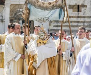 Procesja Bożego Ciała w Krakowie. Tłumy na ulicach miasta 