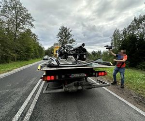 Samochód ciężarowy zderzył się z osobowym autem. Cztery osoby zginęły. Droga zablokowana