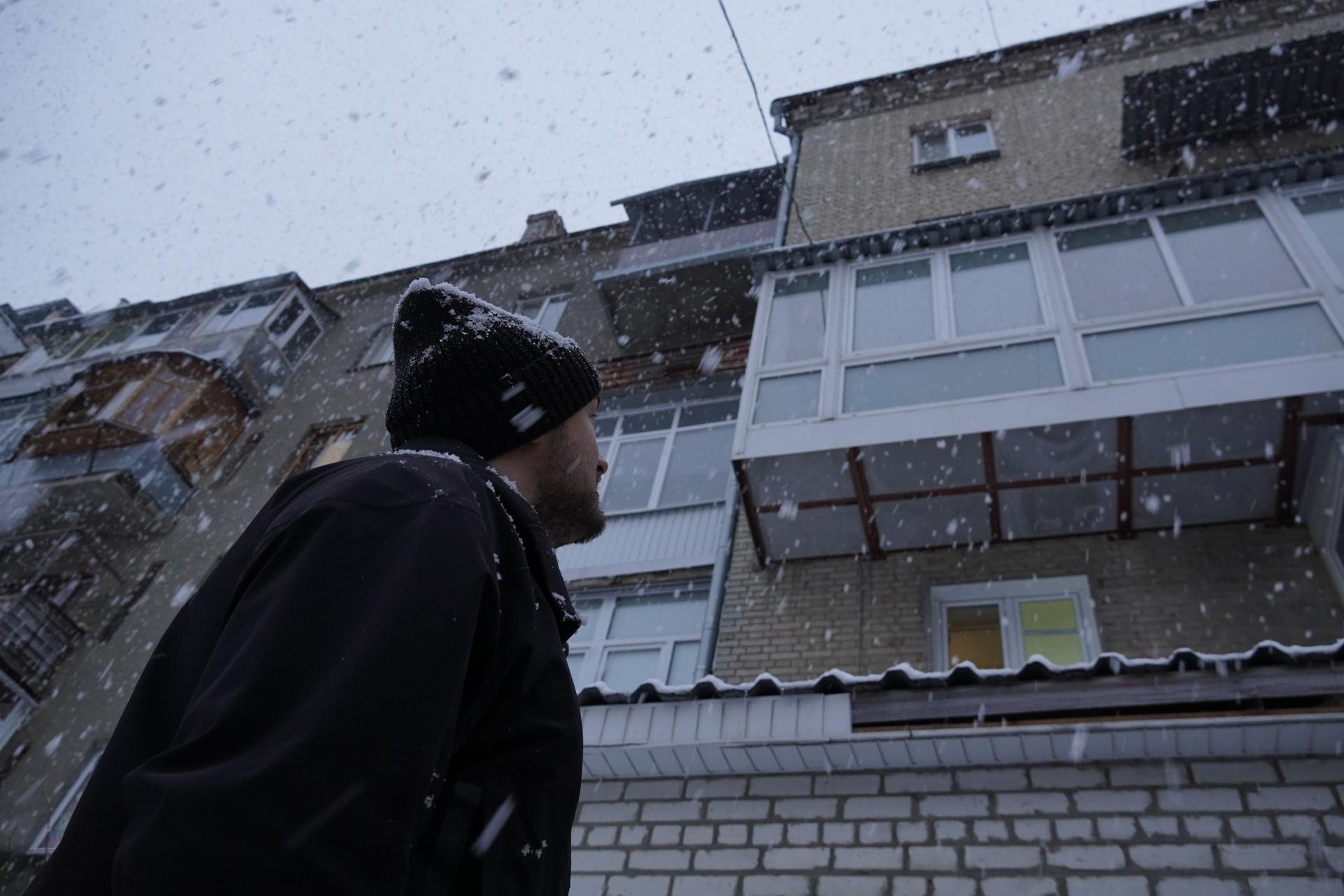 Oleksander patrzy na blok, który zniszczył wybuchu. W tym bloku w Charkowie mieszkał 