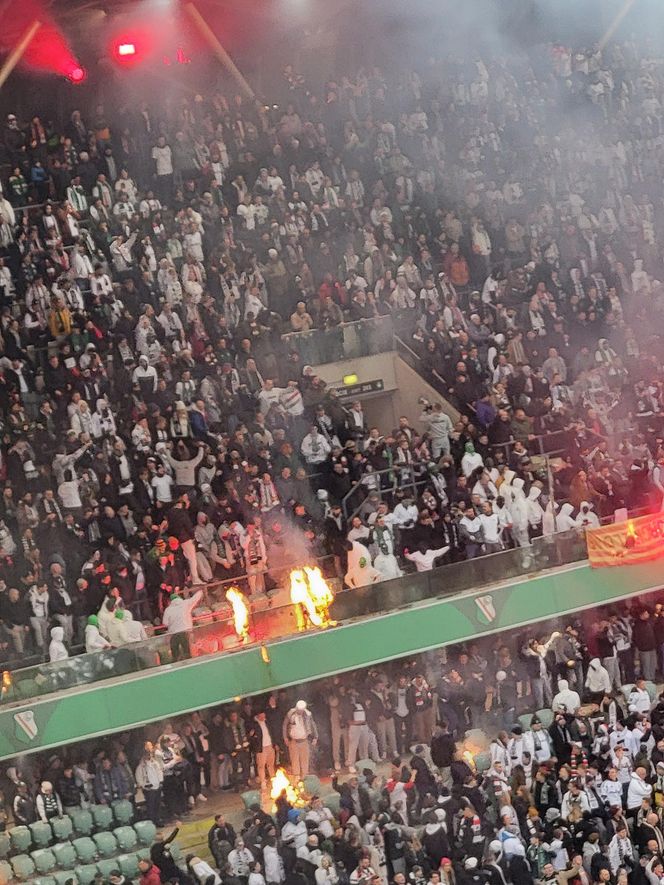 Kibice Legii podpalili sobie stadion 