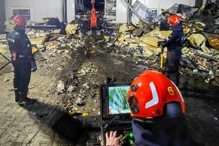 To już trzeci dzień działań strażaków w Kawlach! Ogromne zniszczenia po pożarze hali. Jest nowe zagrożenie [ZDJĘCIA]