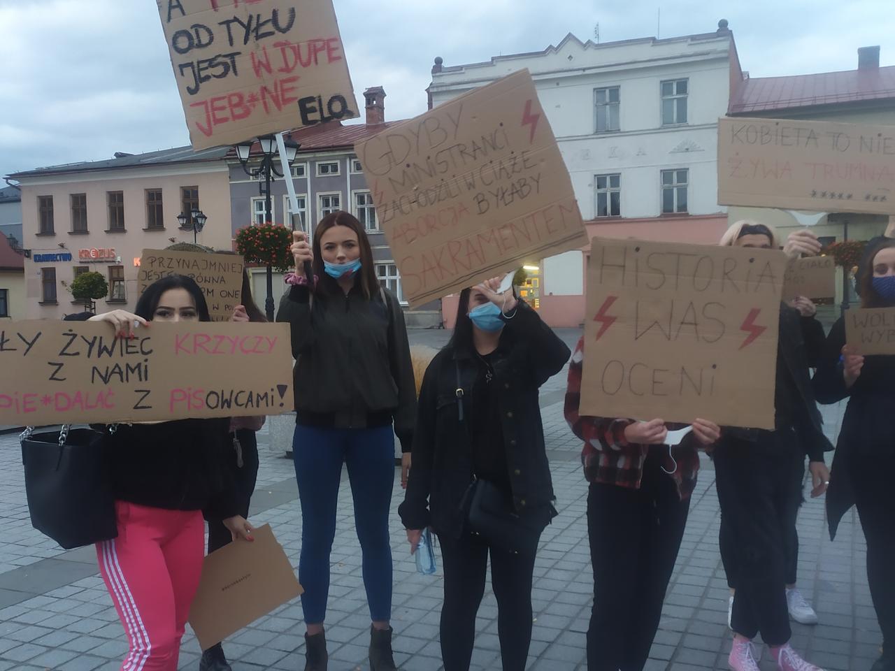 Tłum młodych ludzi na ulicach naszego miasta. Tak wyglądał wczorajszy  Ogólnopolski Strajk Kobiet w Żywcu #piekłokobiet # to jest wojna.