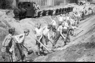 QUIZ PRL. Marnotrawstwo i niegospodarność w PRL-u. Te absurdy z czasów PRL przebiły aferę KPO