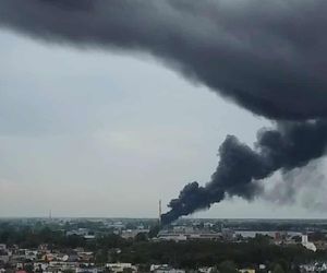 Pożar składowiska opon w Toruniu. Dym widoczny z daleka