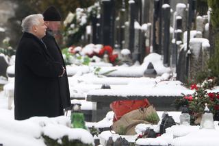 JAROSŁAW KACZYŃSKI NA GROBIE MATKI