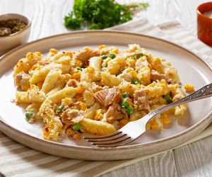 Makaron z tuńczykiem i kukurydzą. Z tuńczyka zrób pyszny kremowy sos