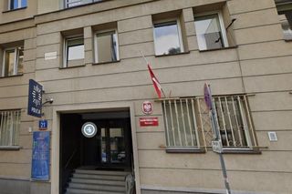 Warszawa: Reanimacja w komendzie na Wilczej. To 22-latek związany ze śmiertelnym zatruciem w szpitalu