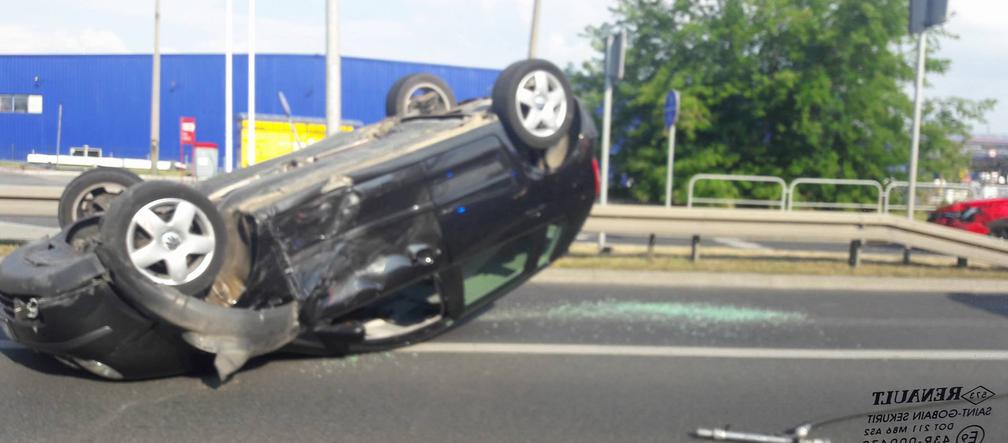 Kraków: Groźny wypadek na ul. Jasnogórskiej! Dachował samochód osobowy [ZDJĘCIA]