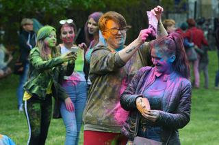 Lublin „wybuchł” kolorami. Holi Festival nad Zalewem Zemborzyckim