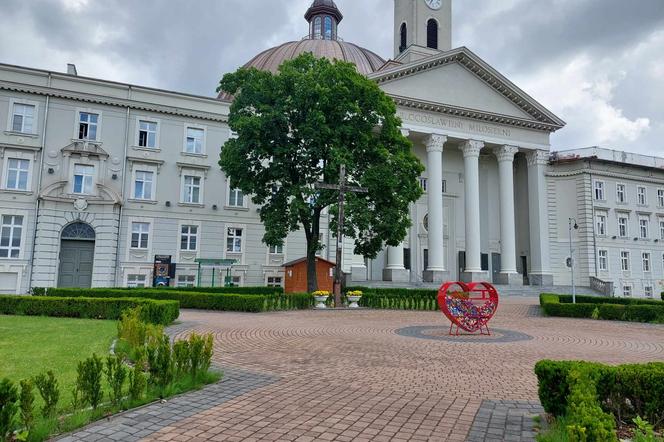 Bydgoszczanie piorą pod bazyliką. Pralkomat to ratunek dla tych, którym nie starcza na rachunki