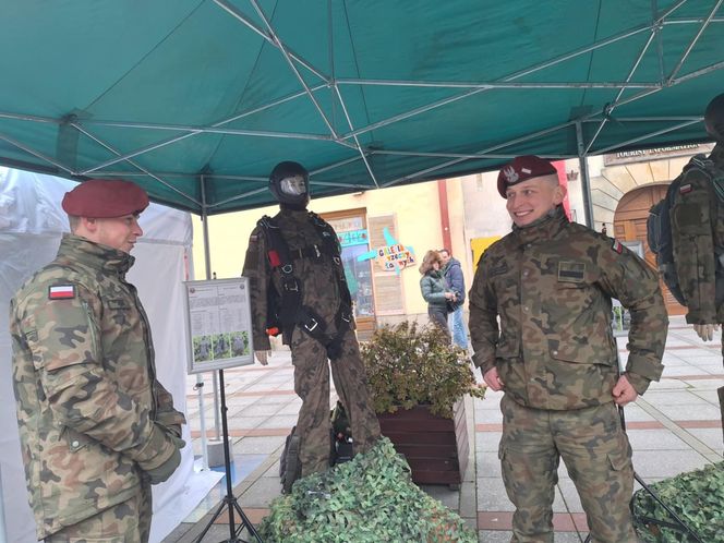 Wojskowa uroczystość na Rynku w Tarnowie