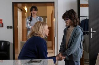 Na Wspólnej odc. 3833. Ilona Zdybicka (Anna Samusionek), Wiktorek (Kajetan Borowski), pracownica pogotowia opiekuńczego (Pola Dębkowska)