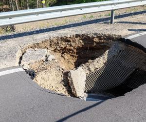  Zapadliska na obwodnicy Bolesławia. Nowa droga z dziurami jak leje po bombie