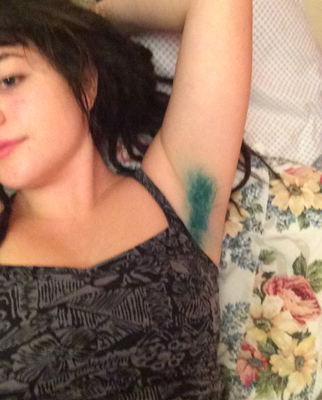 Kolorowe włosy pod pachami