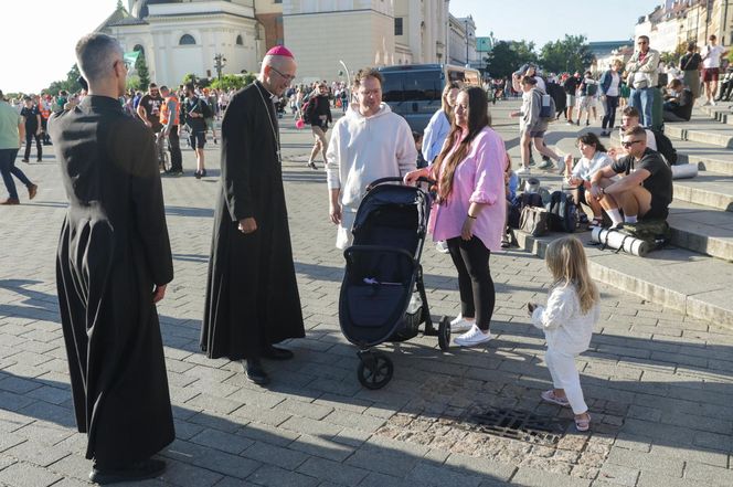 Metropolita warszawski abp Adrian Galbas po mszy świętej dla uczestników 45. Warszawskiej Akademickiej Pieszej Pielgrzymki Metropolitalnej na Jasną Górę