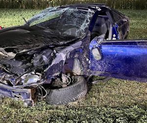 Próbował zapalić papierosa za kierownicą. Auto wylądowało w rowie