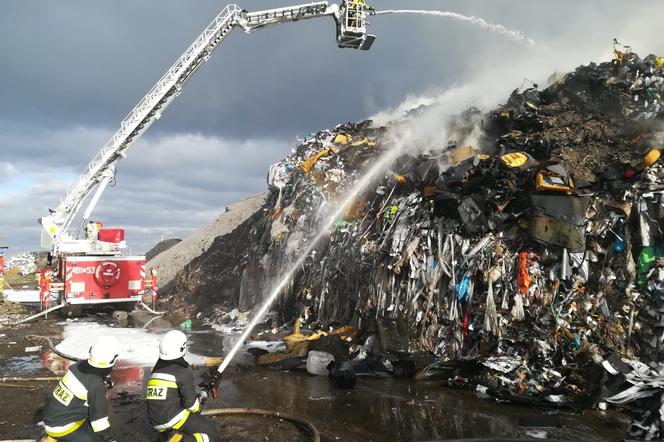 Pożar składowiska odpadów w Przysiecie Polskiej pod Kościanem [FOTO]     