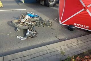 Tragiczny wypadek w Kętrzynie. Motorowerzysta zginął na miejscu. Droga zablokowana