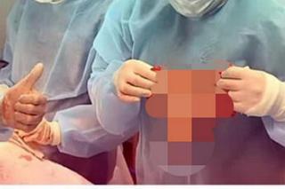 Chirurg wyciął kształt serca z ciała pacjenta i z nim pozował! Szokujące zdjęcia