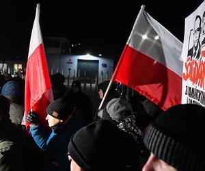 Protest PiS w Warszawie. Marsz Wolnych Polaków przejdzie ulicami stolicy. Trasa, godzina, utrudnienia 