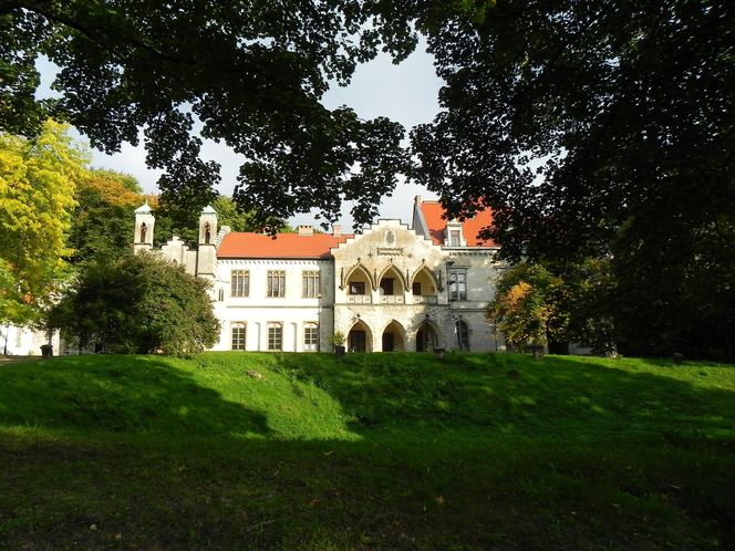 To najpiękniejszy taki pałac w Małopolsce. Jego historia wiąże się z mistyfikacją