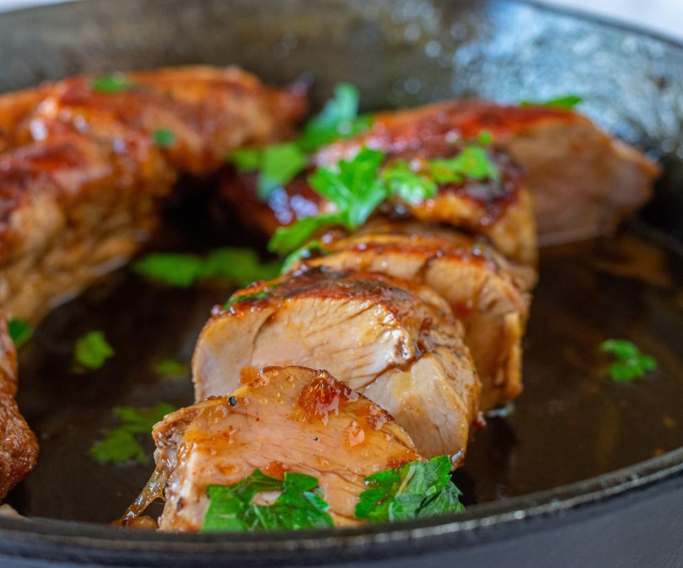 7 przepisów na polędwiczki wieprzowe. Uduś je w aromatycznym sosie i podaj na niedzielny obiad