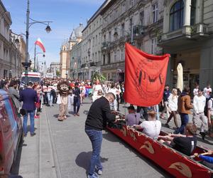 Pochód Juwenaliowy Łódzkich Uczelni. Studenci przejęli Łódź! [ZDJĘCIA]