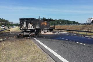 Karambol na trasie S7 pod Olsztynem - przepakowywali ładunek na pasie autostrady