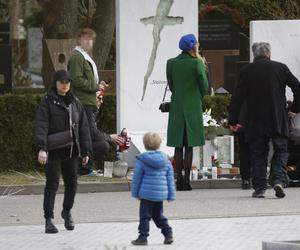 Paweł Królikowski - czwarta rocznica śmierci - rodzina przyszła na grób