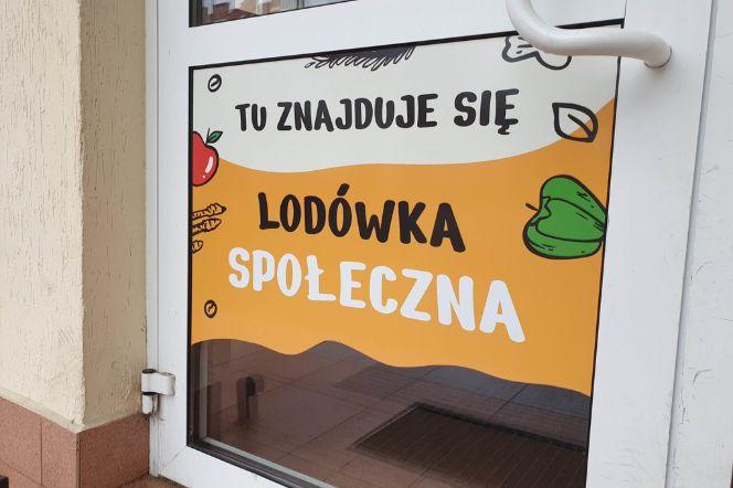 Lodówki społeczne w Olsztynie. Nowa stanęła w centrum kampusu akademickiego [ZDJĘCIA]