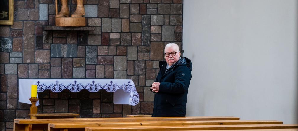Lech Wałęsa w pustym kościele. Nie boi się koronawirusa