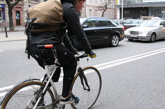Krakowska policja daje mandaty kurierom rowerowym za nieprzestrzeganie kwarantanny.