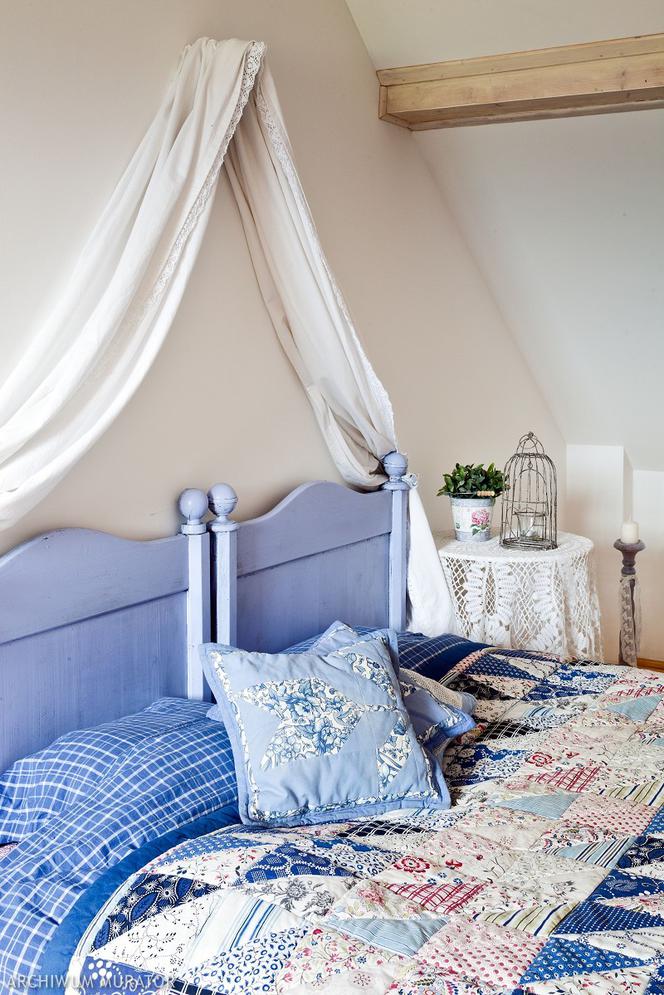 Przytulna sypialnia z patchorkową narzutą 