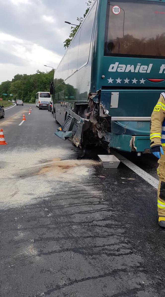 Wypadek w Dąbrowie Górniczej. Zderzenie osobówki z autobusem [ZDJĘCIA]