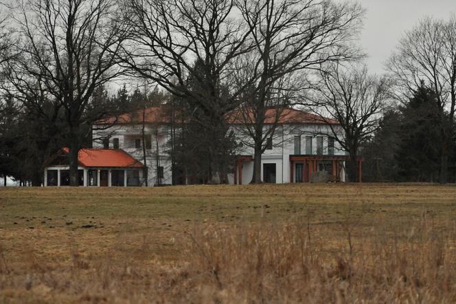 Pałac nad jeziorem czeka na Kaczyńską