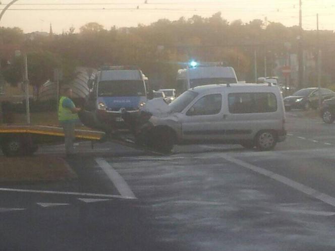 Kolejny wypadek na rondzie Jagiellonów w Bydgoszczy! [ZDJĘCIA]