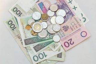 800 plus tylko dla pracujących. Politycy planują zmiany w programie. Kto może stracić pieniądze?