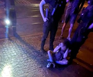 Nocna akcja w centrum Wrocławia. Rozebrana i pijana kobieta postawiła służby na nogi