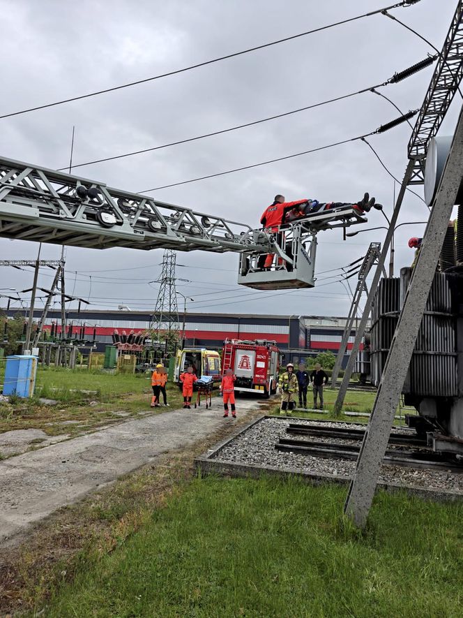Kielce. Atak padaczki na szczycie transformatora. Poszkodowany transportowany podnośnikiem [ZDJĘCIA].