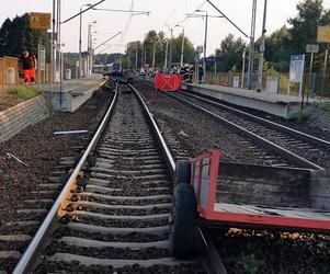 Jacków. Wypadek na przejeździe kolejowym. Pociąg rozerwał ciągnik