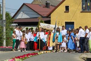 W Kluczu Procesja Bożego Ciała przeszła po kwietnych kobiercach
