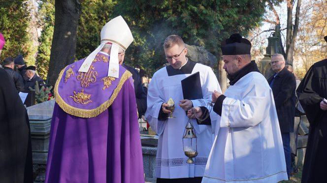 1 listopada na cmentarzu przy ul. Lipowej w Lublinie. Mieszkańcy odwiedzają groby swoich bliskich