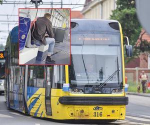Mężczyzna zrobił to w tramwaju przy pasażerach. Nagranie wywołało szok [GALERIA]