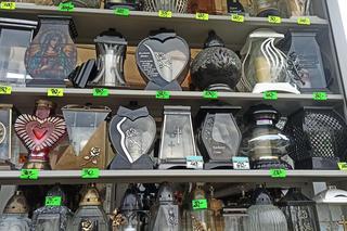 Przykładowe ceny zniczy przy cmentarzu na Majdanku w Lublinie