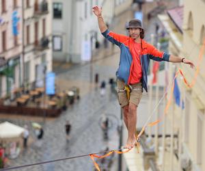   Urban Highline Festival 2023 w Lublinie. Slacklinerzy robią cuda na linach!