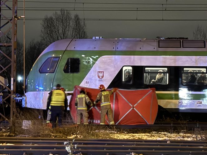 Śmiertelne potrącenie przez pociąg w Warszawie. Pieszy wtargnął pod rozpędzony skład. Zginął na miejscu