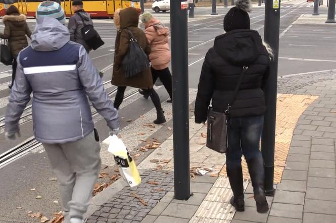 Na przejściu dla pieszych, na szlaku dla niewidomych na Kilińskiego w Łodzi stoją dwa słupy
