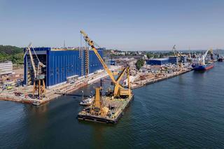 Pływający żuraw - Maja, wyciągnął spod wody 90-tonową konstrukcję w Porcie Gdynia