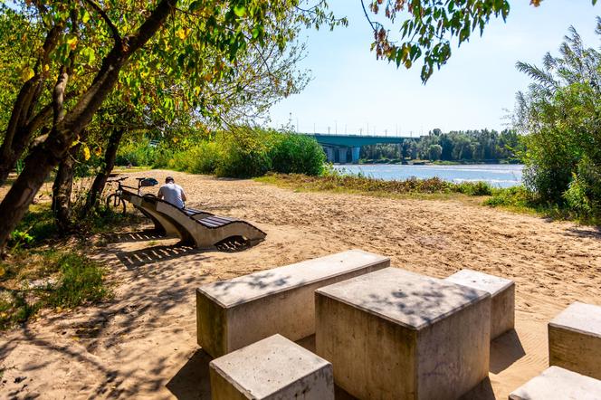 Plaża przy Moście Północnym – stolik na słońcu